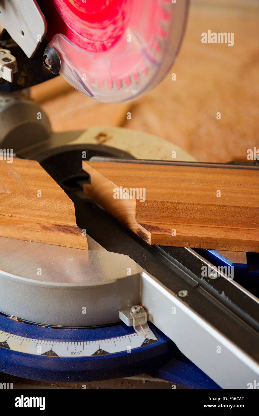 Scie circulaire scie à onglets mixtes coulissante sur table scie à onglet de coupe dans le bois Banque D'Images