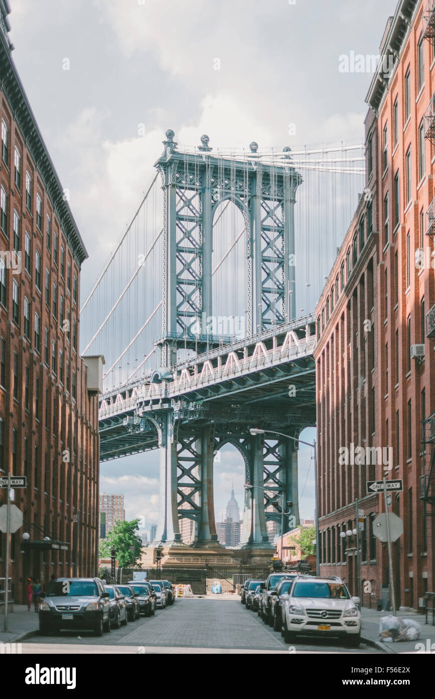 Vue de l'Empire State Building et Manhattan Bridge à partir de Washington Street, Dumbo, New York City Banque D'Images