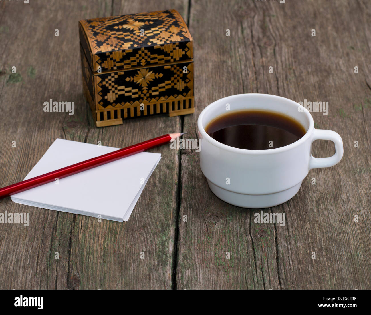 Tasse de café, un crayon à papier et d'un cercueil, une nature morte Banque D'Images