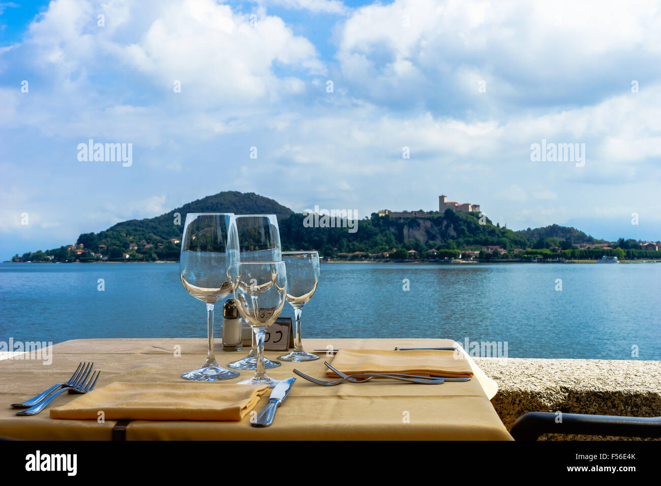 Un élégant restaurant table s'assied avant une île sur le Lac Majeur. Banque D'Images
