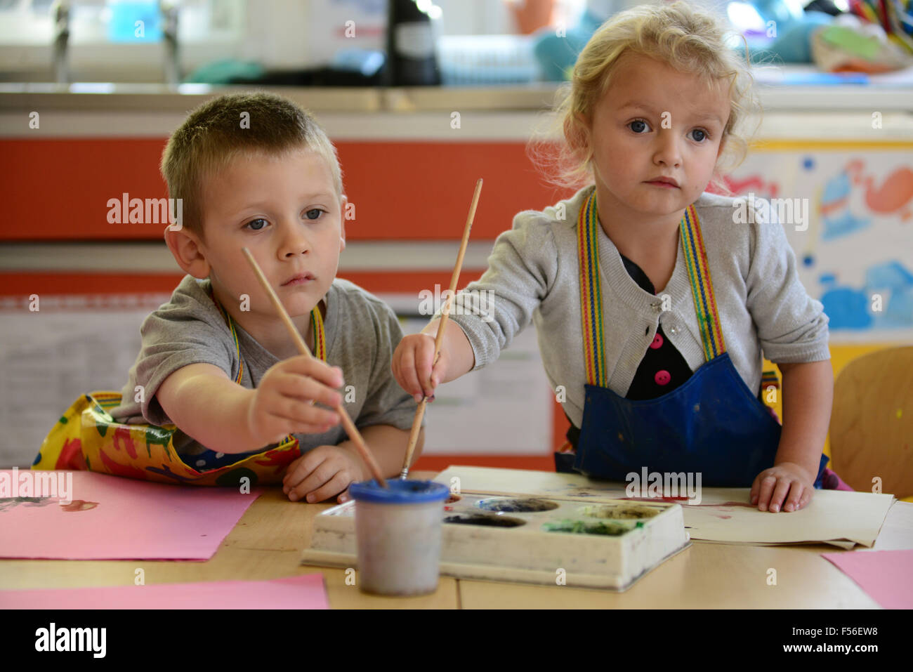 Une Petite Fille Et Garcon En Peinture A L Ecole Maternelle Photo Stock Alamy