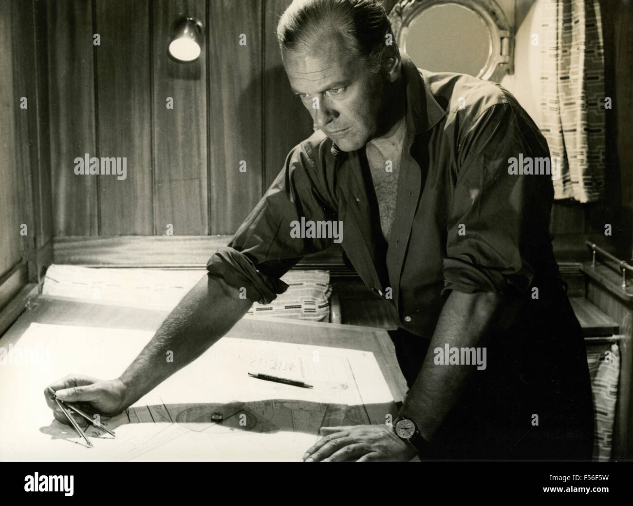 L'acteur allemand Curd Jürgens dans une scène du film 'duel' dans l'Atlantique (l'ennemi ci-dessous) Banque D'Images