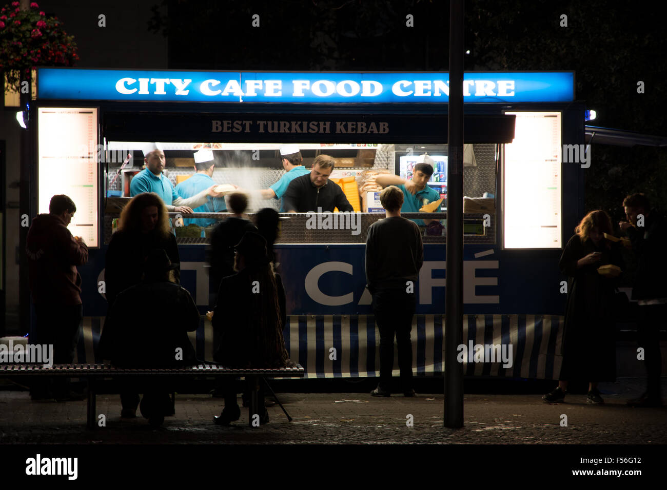 Les travailleurs de la ville cafe pour compléter vos commandes pour la fin nuit mangeurs de Bristol. Banque D'Images