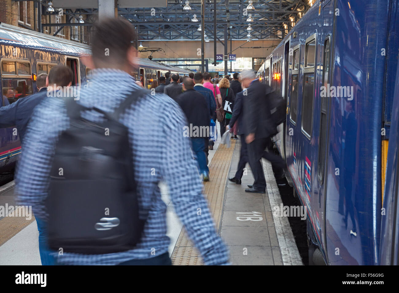 Les passagers qui quittent le train à King's Cross, la gare de Londres Angleterre Royaume-Uni UK Banque D'Images