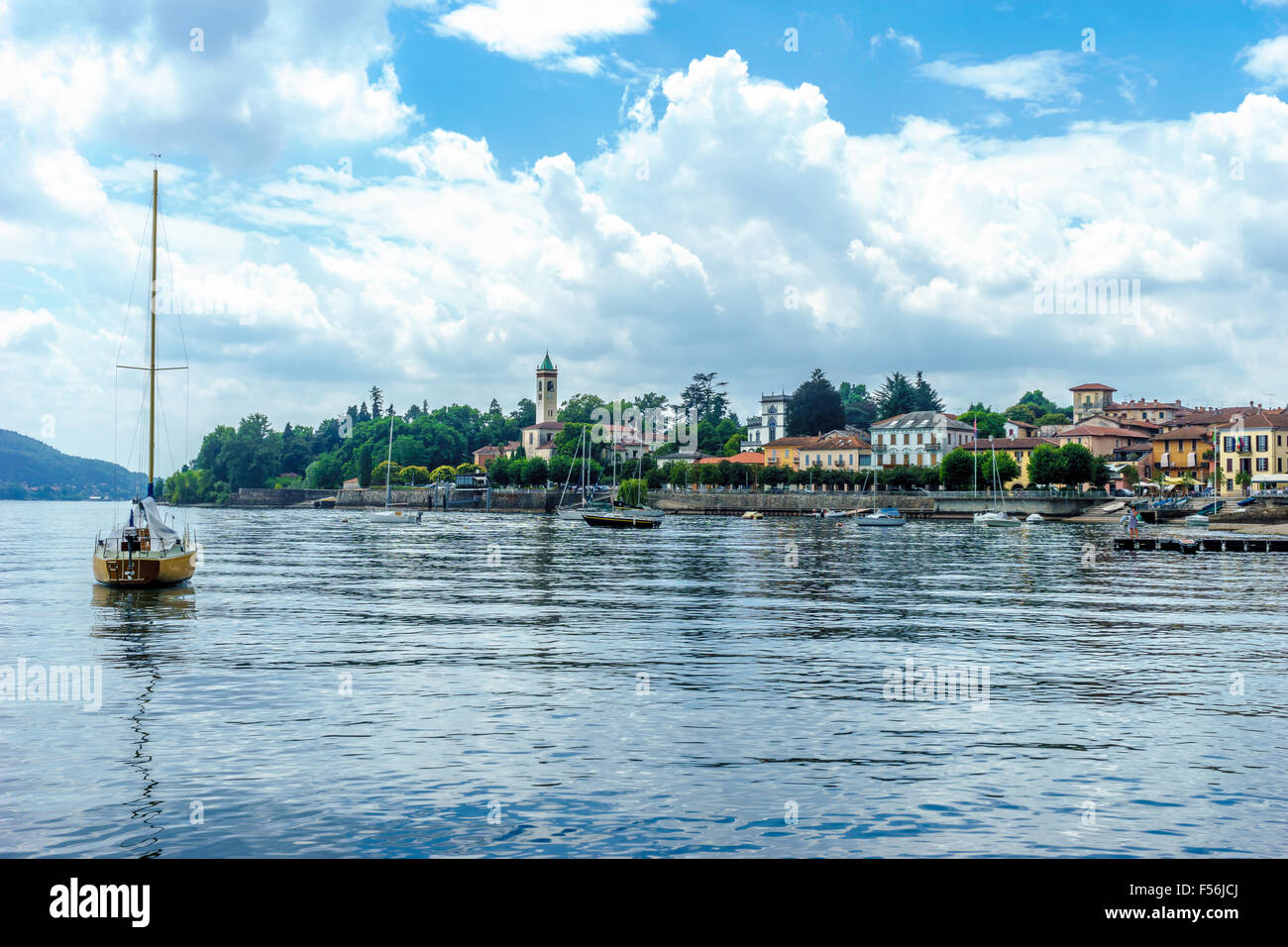 Un voilier dans le port de Ascona, le tocino sur le Lac Majeur. Banque D'Images