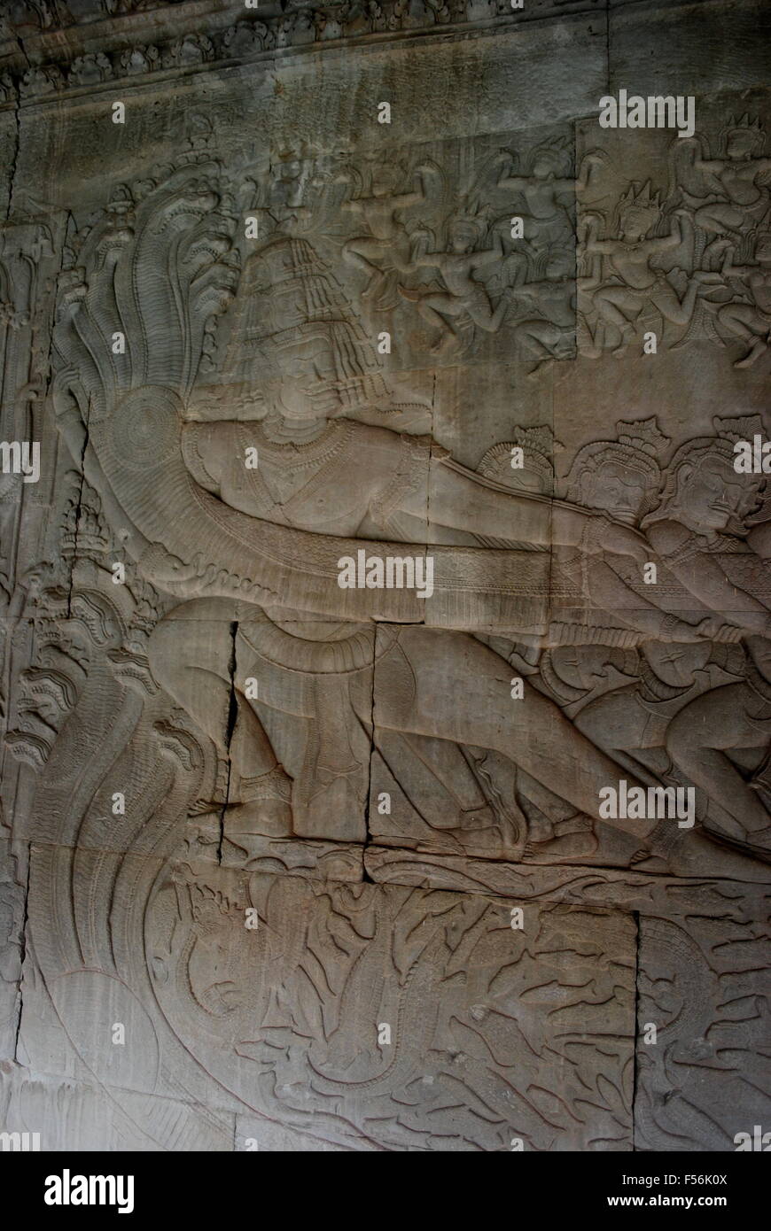 La sculpture khmère historique montrant les démons tirant sur le serpent à tête multiples sacré appelé Vasuki. bas-relief à Angkor Wat. Banque D'Images