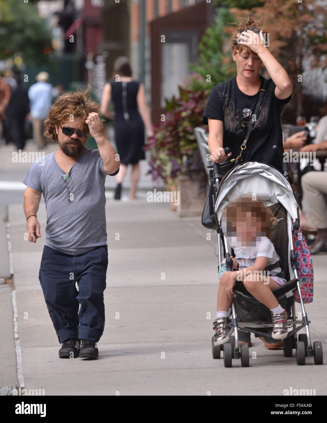 Peter Dinklage avec sa famille comprend : Peter Dinklage, Erica Schmidt, Zelig Dinklage Où : New York City, New York, United States Quand : 27 août 2015 Banque D'Images