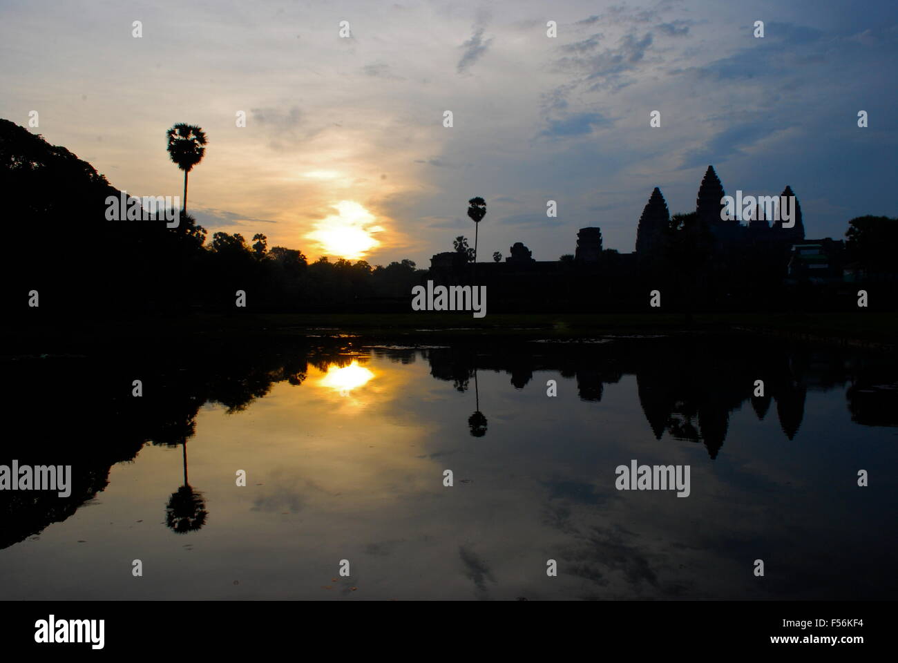 Lever de soleil à Angkor Wat, un complexe du temple au Cambodge et le plus grand monument religieux du monde. UNESCO World Heritage Site. Banque D'Images