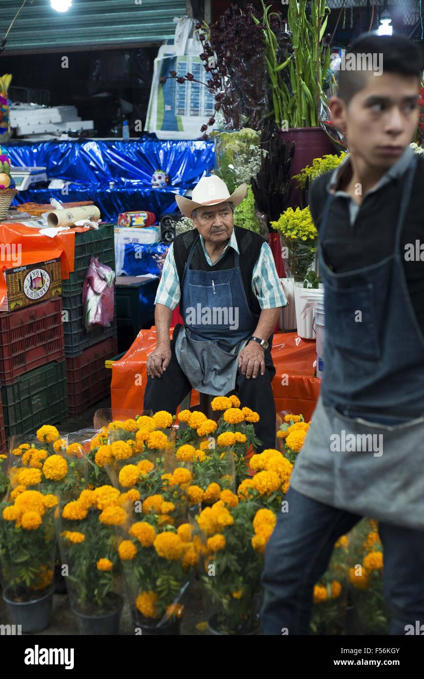 La ville de Mexico, Mexico City, MX. 28 Oct, 2015. Les mexicains se préparer pour le jour de la traditionnelle fête des morts, lorsque les familles honorer et prier pour leurs proches morts. À la Jamaïque marché aux fleurs dans la ville de Mexico, les gens achètent des fleurs et des crânes de sucre à utiliser pour des décorations traditionnelles. © Joel Alvarez/ZUMA/Alamy Fil Live News Banque D'Images