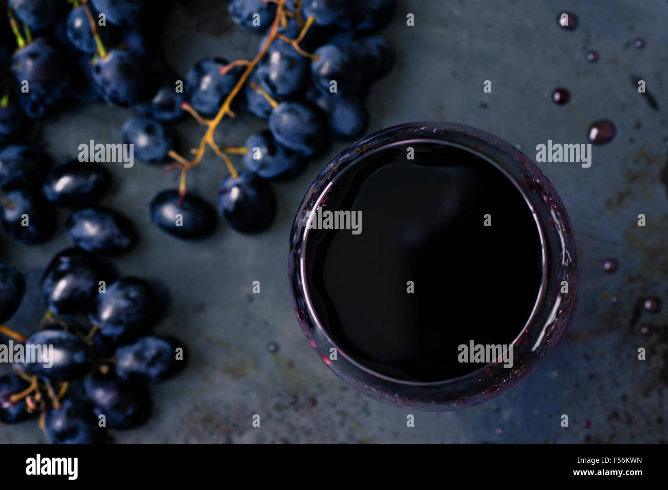 Vin rouge dans un verre à vin et raisin noir Vue de dessus Banque D'Images