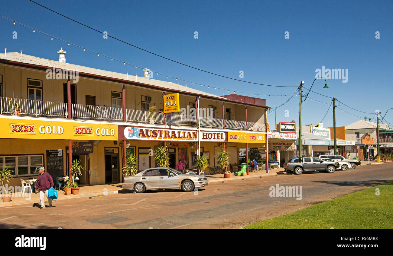 Rue principale et Hôtel sous ciel bleu à Winton, une ville de l'ouest de l'outback Queensland Australie Banque D'Images