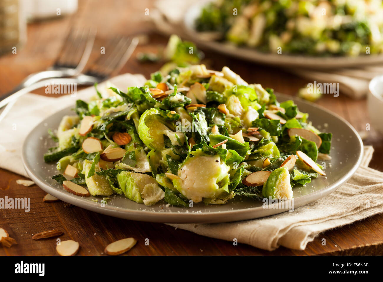 Kale et choux de Bruxelles salade avec vinaigrette au citron et Almons Banque D'Images