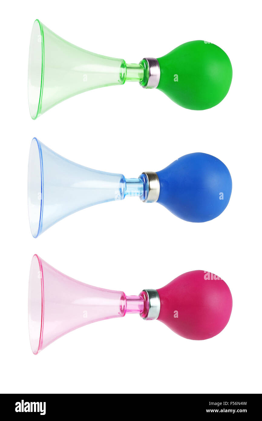 Jouet en plastique cornes sur fond blanc Banque D'Images