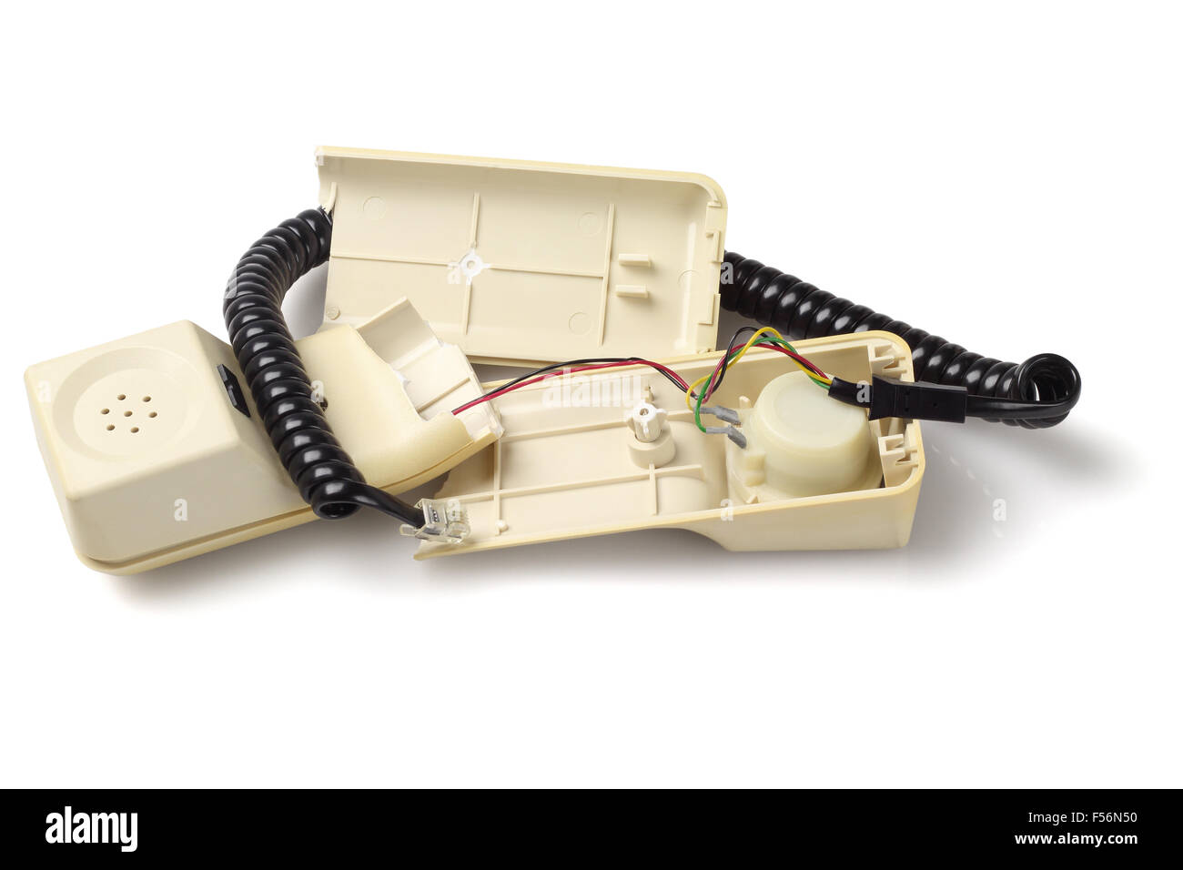 Vieux combiné de téléphone cassé sur fond blanc Banque D'Images