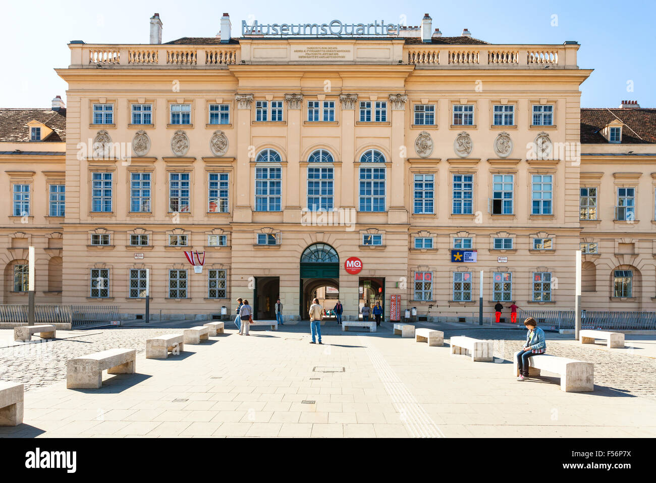 Vienne, Autriche - 1 octobre, 2015 : entrée principale du quartier des musées (MQW) dans la ville de Vienne. Sur 60000 m² Museumsquartier est larg Banque D'Images