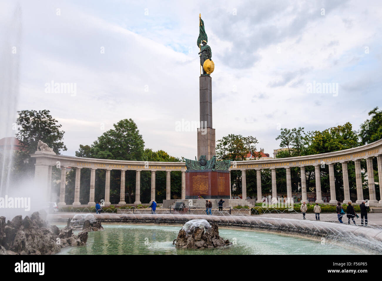 Vienne, Autriche - 26 septembre 2015 : les touristes près de Monument commémoratif de guerre soviétique à Vienne (Heldendenkmal der Roten Armee, héros Monumen Banque D'Images