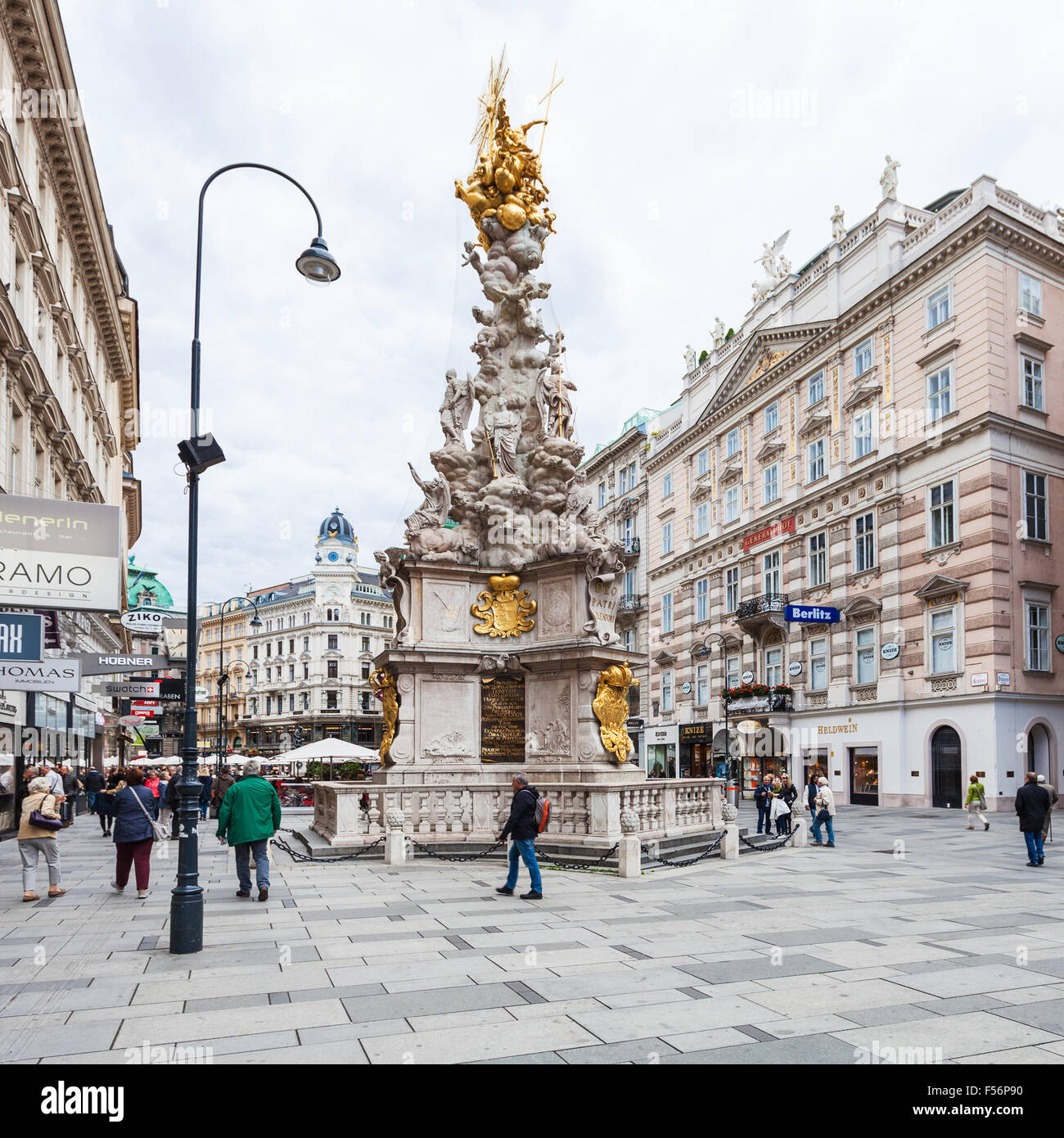 Vienne, Autriche - 27 septembre 2015 : monument baroque de la colonne de la peste et les touristes sur Graben à Vienne. Le Graben est un des Banque D'Images