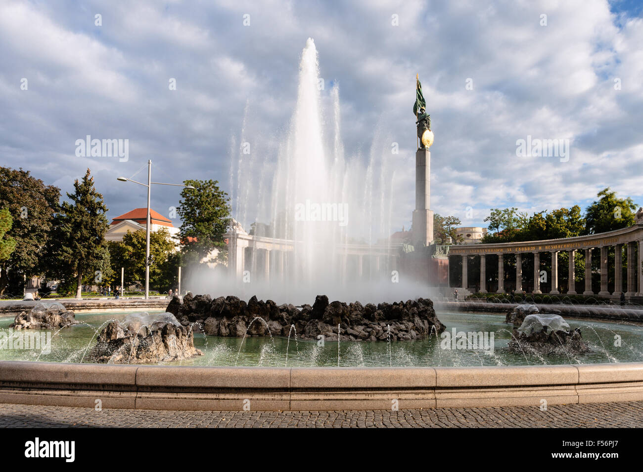 Vienne, Autriche - 27 septembre 2015 : Hochstrahlbrunnen fontaine, Monument commémoratif de guerre soviétique (Heldendenkmal der Roten Armee, Mon héros Banque D'Images