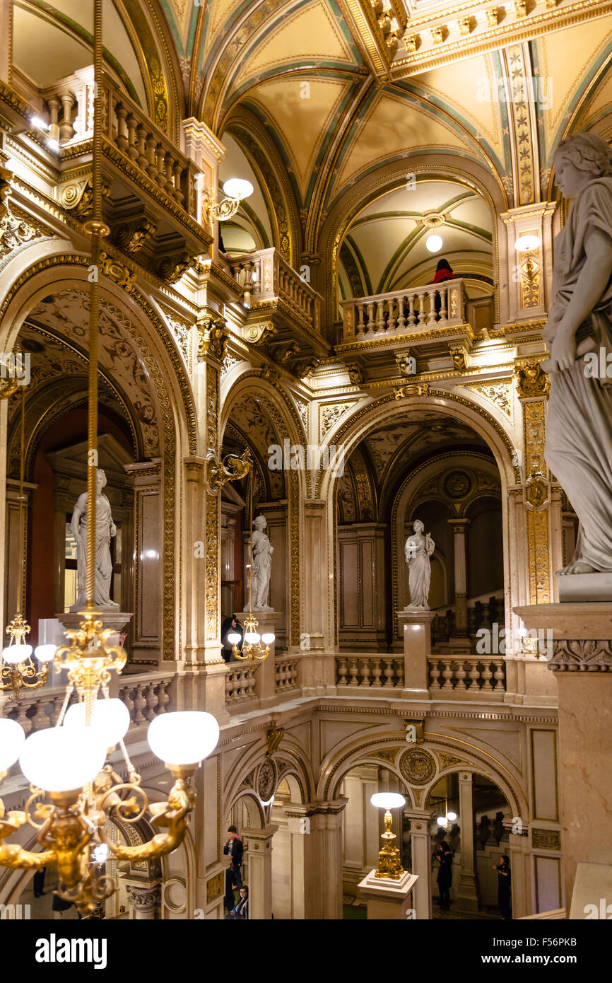 Vienne, Autriche - 28 septembre 2015 : la décoration intérieure de l'Opéra de Vienne. Wiener Staatsoper produit des opéras et 50 à 70 Banque D'Images