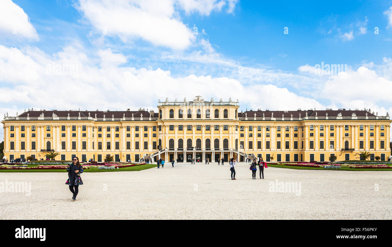 Vienne, Autriche - 29 septembre 2015 : les touristes près de Schloss Schönbrunn. Palais Schönbrunn est ancien d'été impérial resid Banque D'Images
