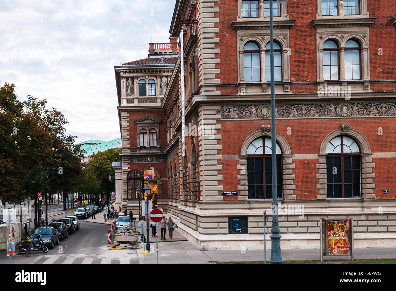 Vienne, Autriche - 27 septembre 2015 : les gens près du bâtiment Musée autrichien des Arts Appliqués en 1863 l'empereur François-Joseph d'approuver Banque D'Images