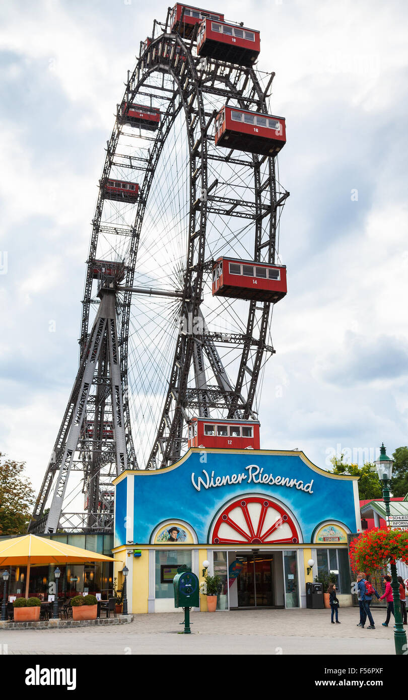 Vienne, Autriche - 30 septembre 2015 : personnes près de Wiener Riesenrad (Vienne) dans Whee géant parc Prater. C'est un 64,75 mètres de hauteur Banque D'Images
