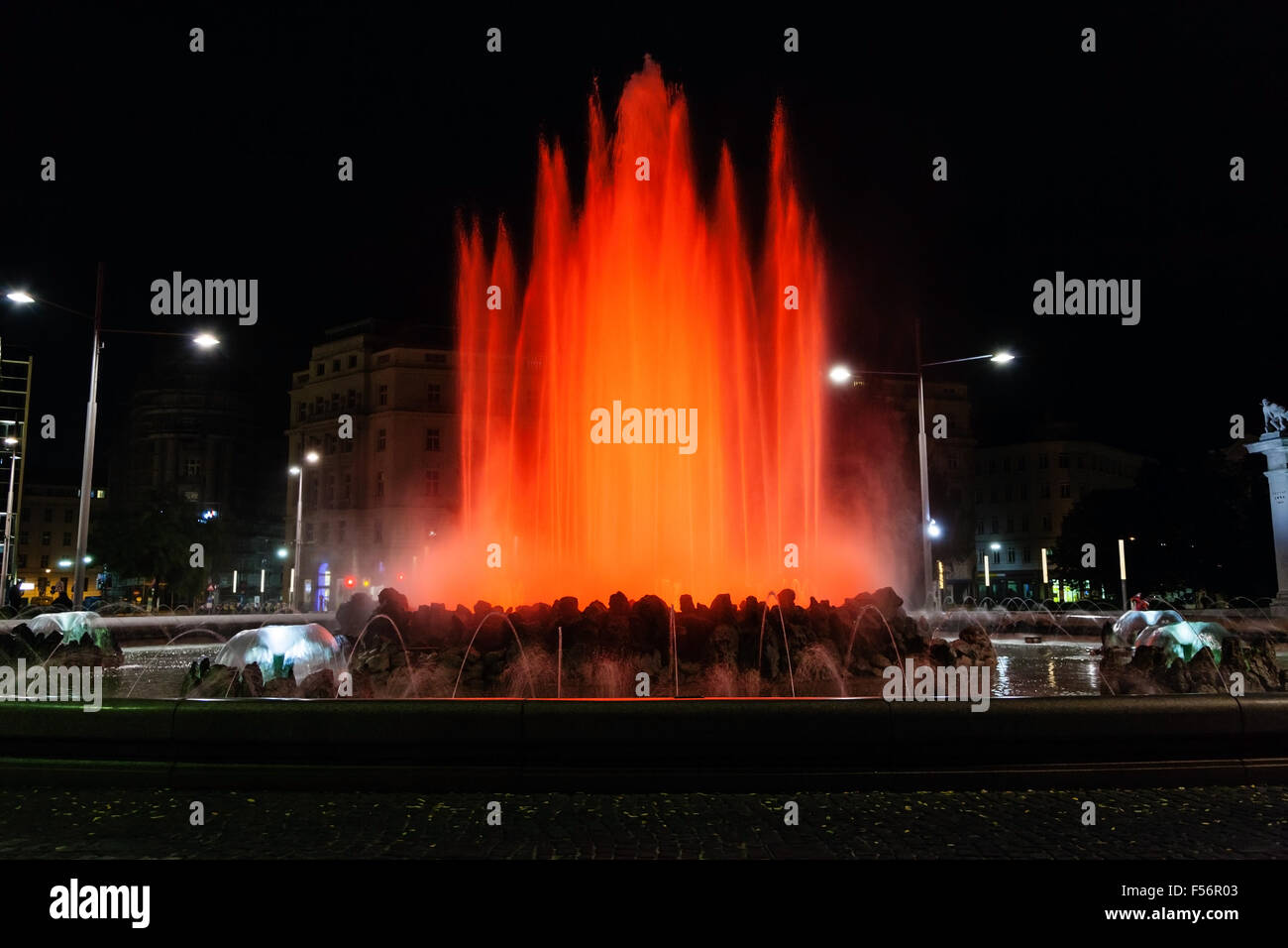 Déplacement à Vienne ville - rouge lumineux Hochstrahlbrunnen fontaine sur la place, Schwarzenbergplatz,Vienne Autriche Banque D'Images