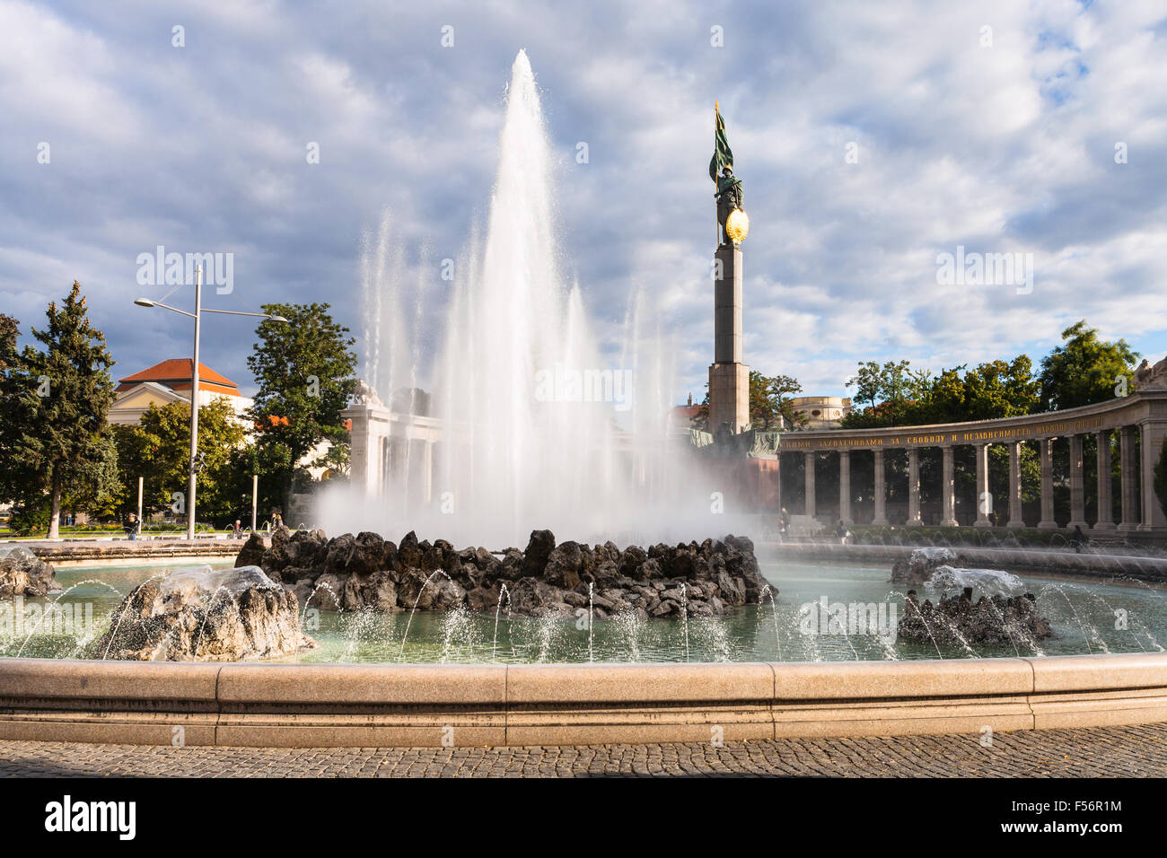Hochstrahlbrunnen fontaine et Monument commémoratif de guerre soviétique à Vienne (Heldendenkmal der Roten Armee, Monument des Héros de l'Armée rouge) sur Banque D'Images