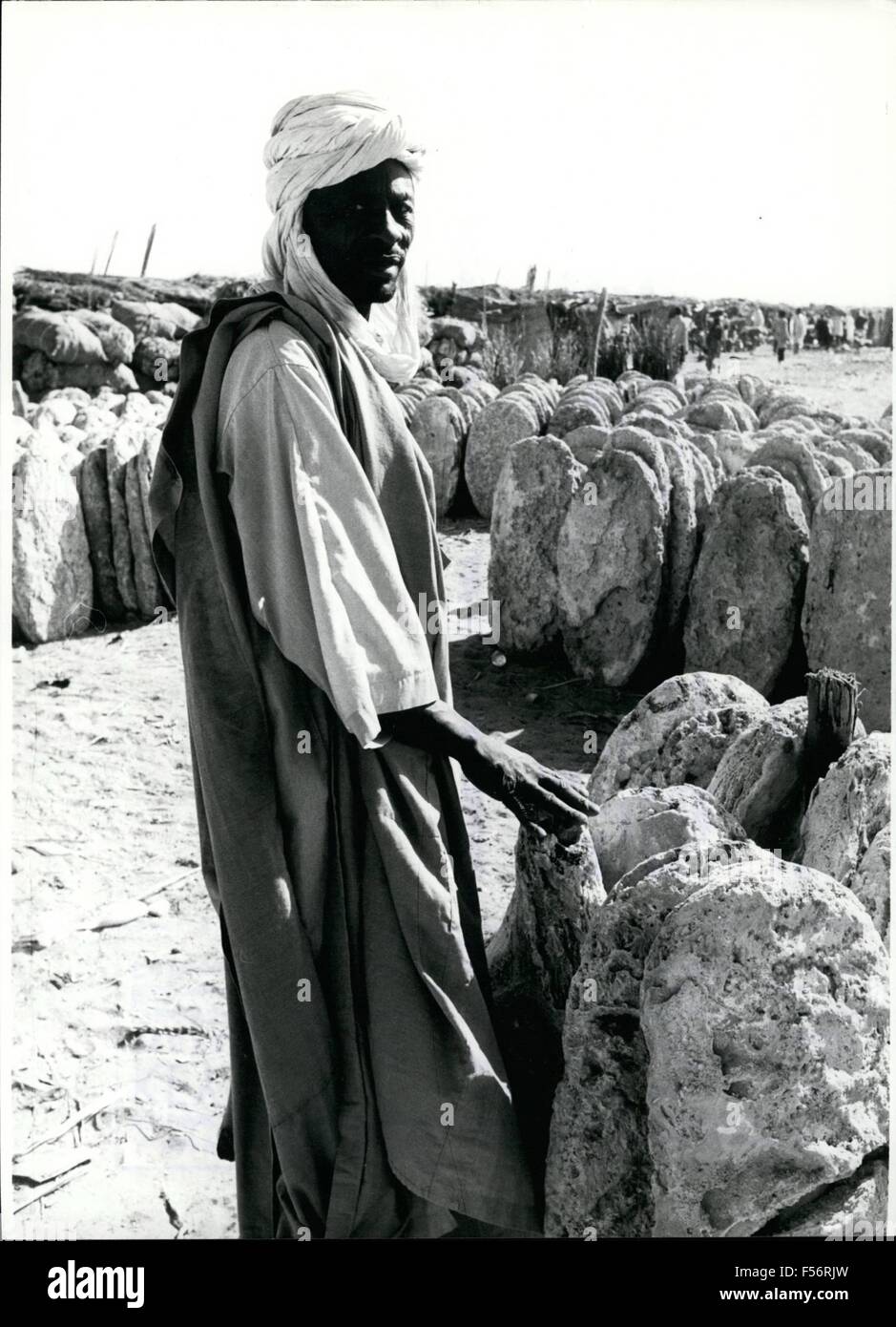 1962 - avec du sel : ce pays d'Afrique, à la recherche, très exotique de Bol  dans Tohad/africain fait face. Les plaques autour de près de salines et  être transportés avec des