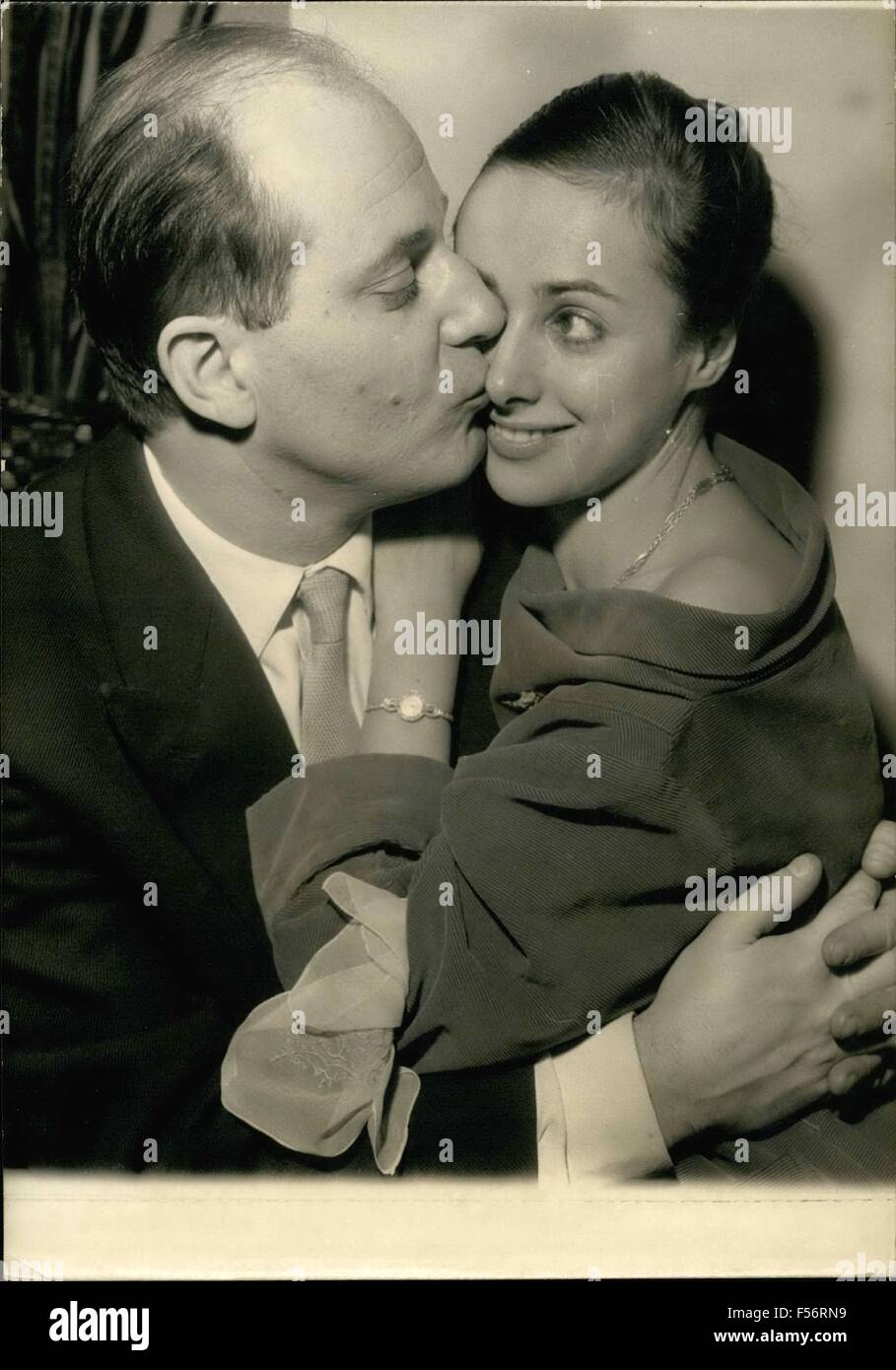 1952 - célèbre danseur de ballet au Mer Cuevas's Ballet Impresario Liane Dayde, la célèbre ballerine française, ancien danseur étoile de l'Opéra de Paris, a annoncé son engagement à Claude Giraud, impresario du Marquis de Cuevas Ballet Company. Le couple est l'intention de se marier dans les 15 jours. OPS :- Liane Dayde photographiée avec son fianc&eacute;e Claude Giraud. © Keystone Photos USA/ZUMAPRESS.com/Alamy Live News Banque D'Images