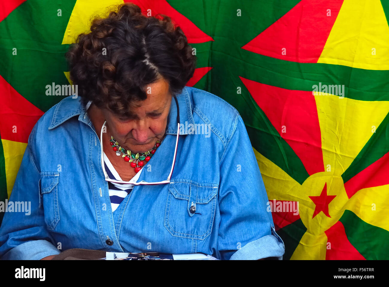 Lido de Venise, la manifestation en faveur du Kurdistan, une femme avec un drapeau kurde. Banque D'Images