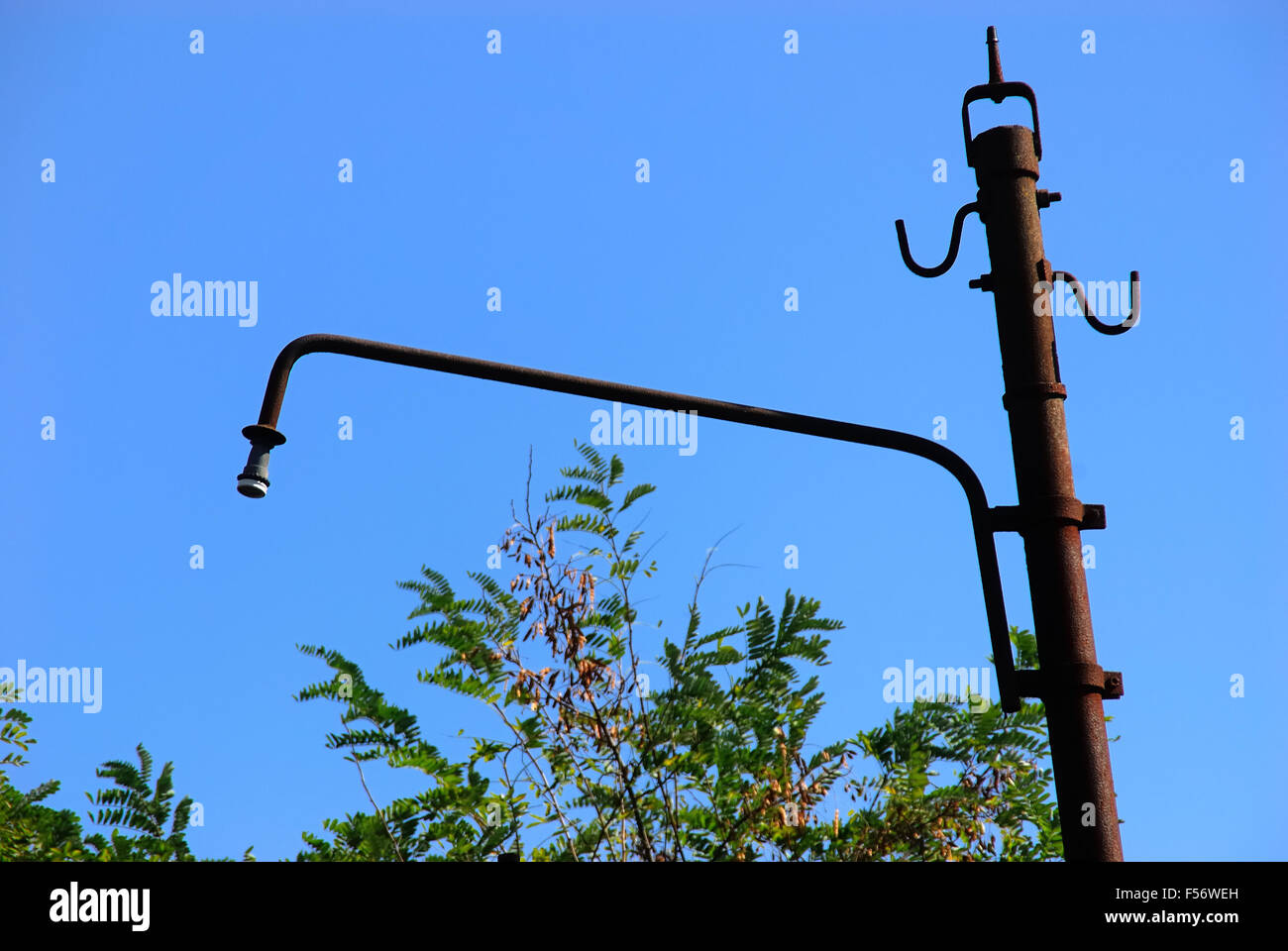 Campo di Fossoli (camp de concentration de Fossoli), la lampe de rue du camp. Fossoli était un camp d'expulsion en Italie pendant la Seconde Guerre mondiale Il a commencé comme un camp de prisonniers de guerre, plus tard comme un camp de concentration de prisonniers politiques et juifs, puis comme un camp de police et de transit, et enfin comme un centre de collecte de main-d'œuvre pour l'Allemagne. 2844 Juifs ont traversé ce camp, 2802 ayant été ensuite déportés. Après la guerre, il y avait des prisonniers internés du régime défait, était également utilisé pour le camp de réfugiés, et la communauté de Nomadelfia. Banque D'Images