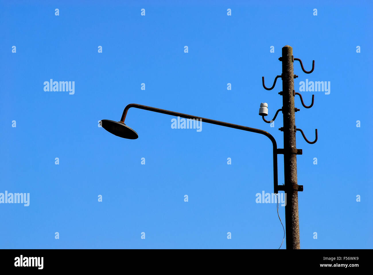 Campo di Fossoli (camp de concentration de Fossoli), la lampe de rue du camp. Fossoli était un camp d'expulsion en Italie pendant la Seconde Guerre mondiale Il a commencé comme un camp de prisonniers de guerre, plus tard comme un camp de concentration de prisonniers politiques et juifs, puis comme un camp de police et de transit, et enfin comme un centre de collecte de main-d'œuvre pour l'Allemagne. 2844 Juifs ont traversé ce camp, 2802 ayant été ensuite déportés. Après la guerre, il y avait des prisonniers internés du régime défait, était également utilisé pour le camp de réfugiés, et la communauté de Nomadelfia. Banque D'Images