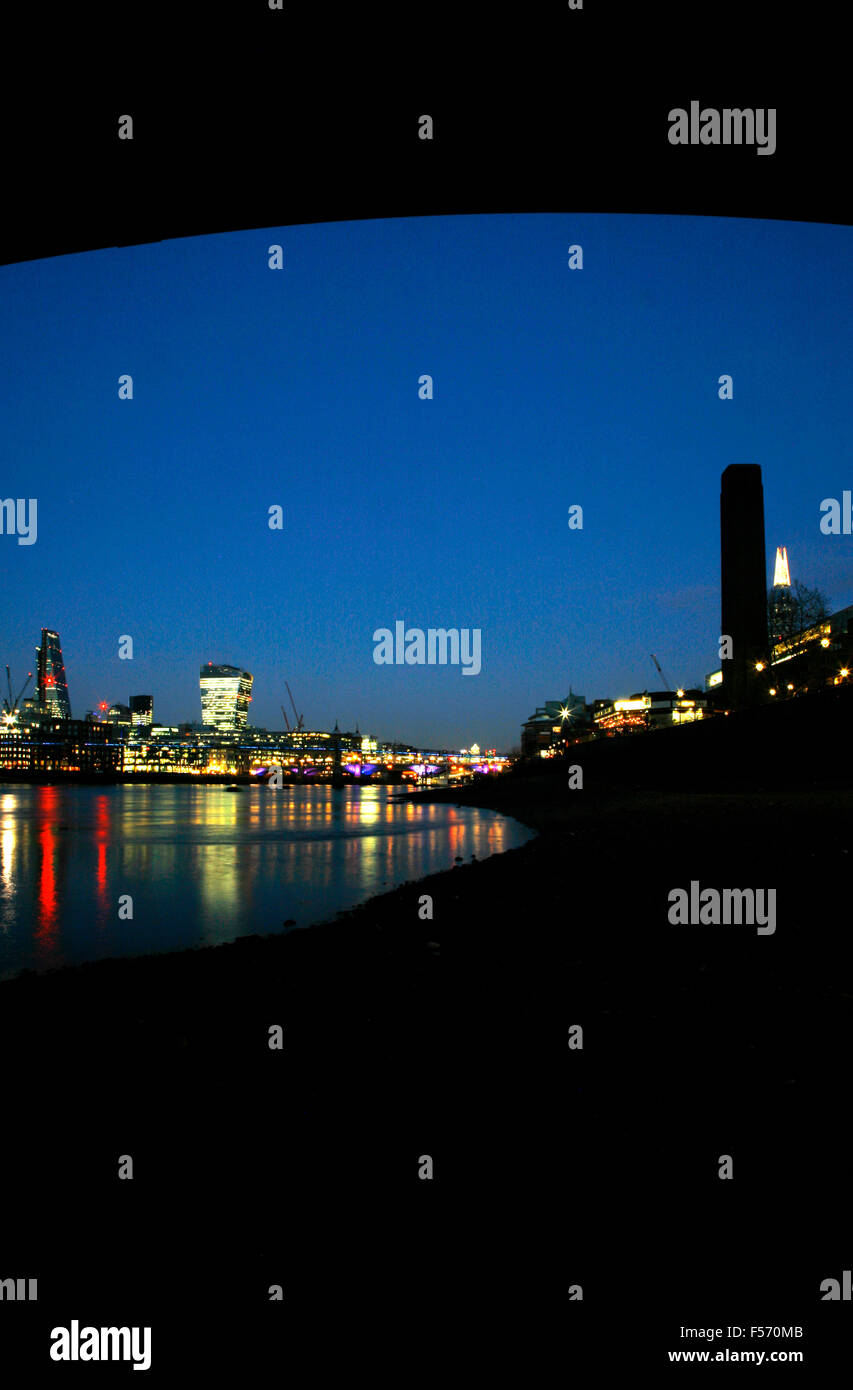 Vue sur la Tamise à Bankside à Tate Modern, Fragment, Millennium Bridge et de la ville de Londres, London, UK Banque D'Images