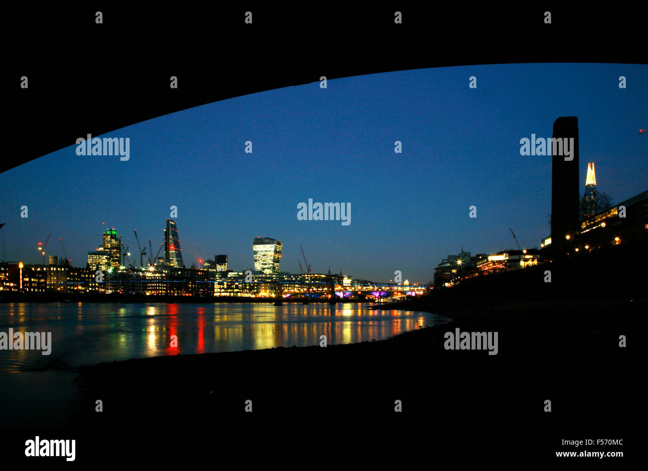 Vue sur la Tamise à Bankside à Tate Modern, Fragment, Millennium Bridge et de la ville de Londres, London, UK Banque D'Images