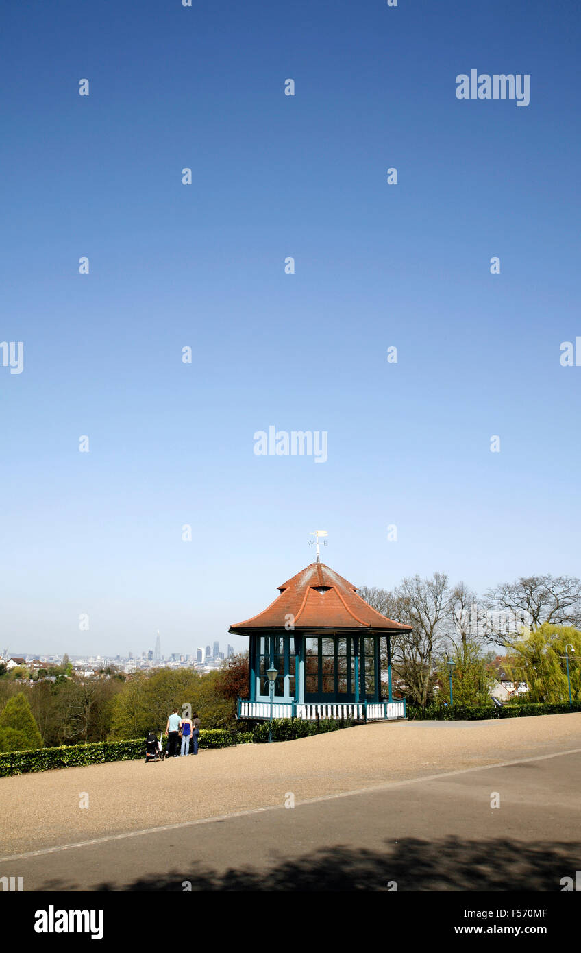 Vue sur l'horizon de la ville de Londres, dans le kiosque à musique dans les jardins Horniman, Forest Hill, London, UK Banque D'Images