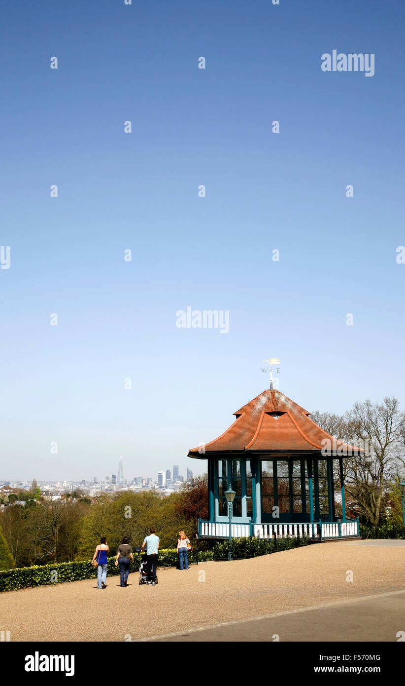 Vue sur l'horizon de la ville de Londres, dans le kiosque à musique dans les jardins Horniman, Forest Hill, London, UK Banque D'Images