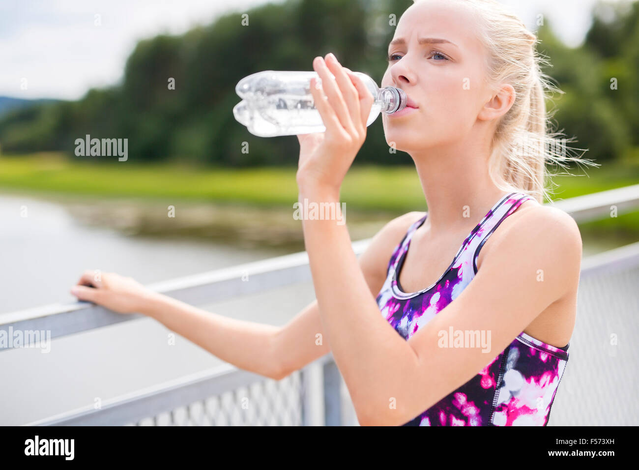 Femme ayant une pause et boit de l'eau suite à l'utilisation Banque D'Images