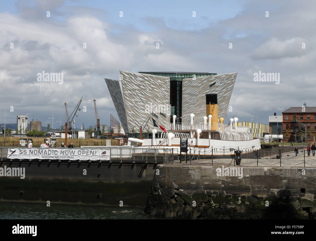Le SS Nomadic à Hamilton, Dock avec le Titanic Belfast Centre des visiteurs à l'arrière-plan. Banque D'Images