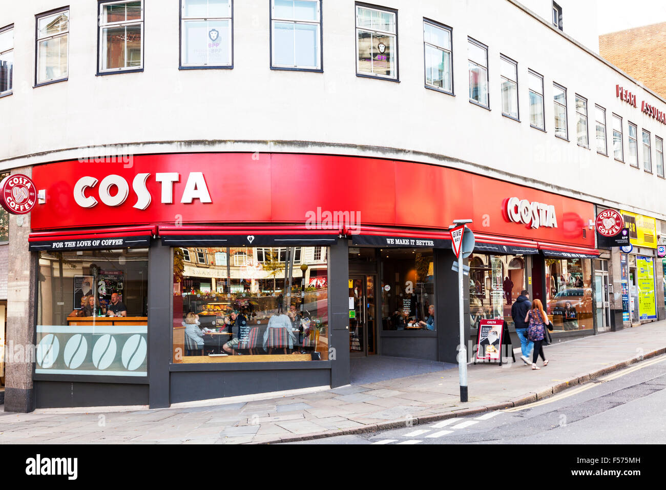 La chaîne Costa Coffee Shop store name sign building entrée façade extérieure du centre-ville de Nottingham UK GB Angleterre Lincolnshire Banque D'Images