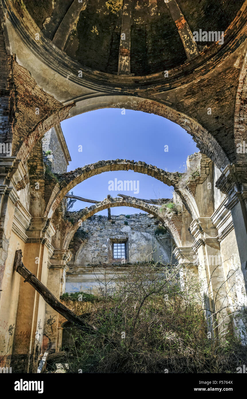 Ruines d'une église abandonnée Banque D'Images