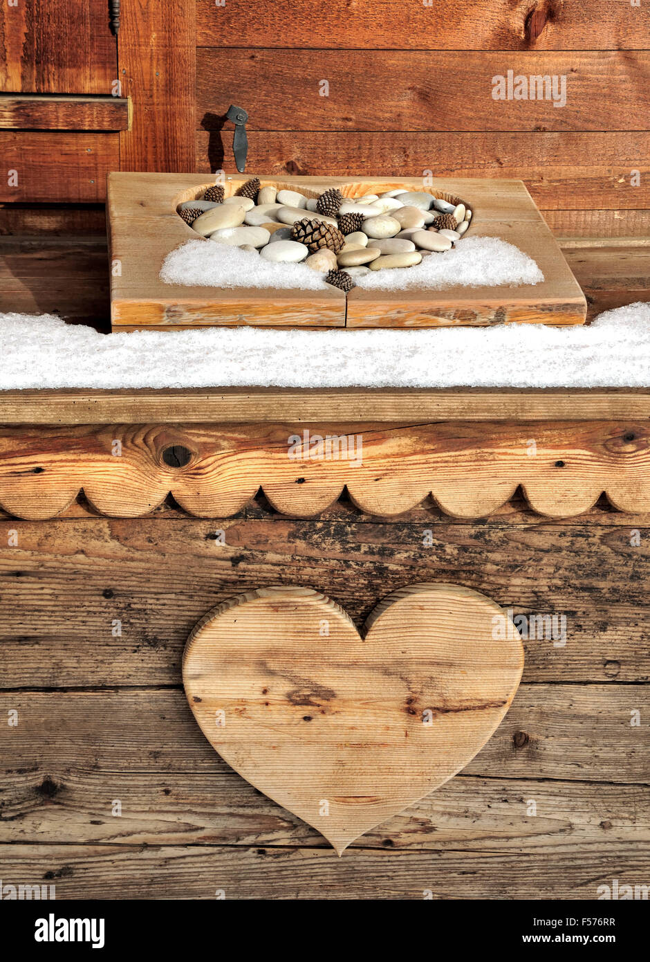 Coeur en bois sur un mur extérieur du gîte Banque D'Images