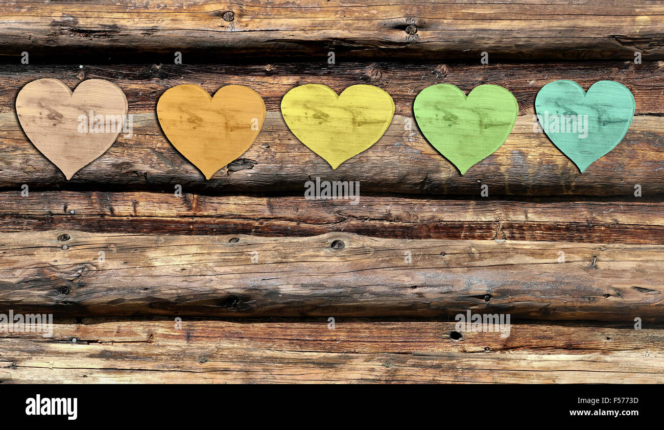 Petit coeur de couleur de fond sur panneau de bois. Banque D'Images