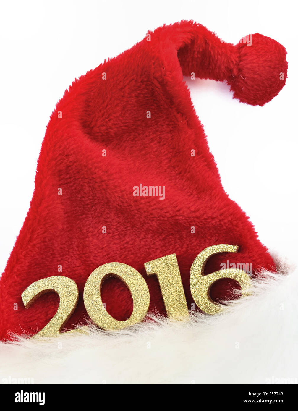Les chiffres d'or 2016 sur un santa claus hat sur fond blanc Banque D'Images