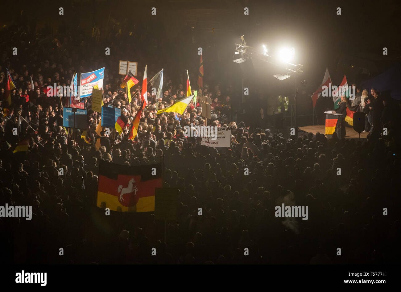 Erfurt, Allemagne. 28 Oct, 2015. Les manifestants restent debout pendant une alternative pour l'Allemagne (AfD) partie rassemblement contre les politiques d'asile des États et du gouvernement fédéral sur la place Domplatz à Erfurt, Allemagne, 28 octobre 2015. Photo : MICHAEL REICHEL/dpa/Alamy Live News Banque D'Images