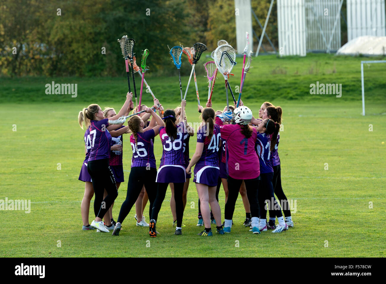 Le sport universitaire - mesdames lacrosse à l'Université de Warwick, Royaume-Uni. Motivation de l'équipe pré-jouer rassemblements de bâtons. Banque D'Images