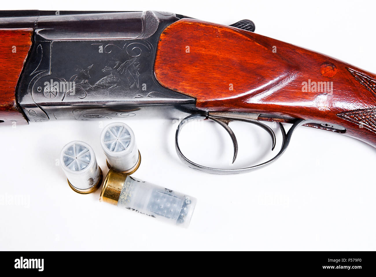 Fusil de chasse et des munitions sur fond blanc. Calibre 12 cartouches pour fusil de chasse. Vue rapprochée montrant mécanisme d'hu Banque D'Images Fusil de chasse et des munitions sur fond blanc. Calibre 12 cartouches pour fusil de chasse. Vue rapprochée montrant mécanisme d'hu Banque D'Images