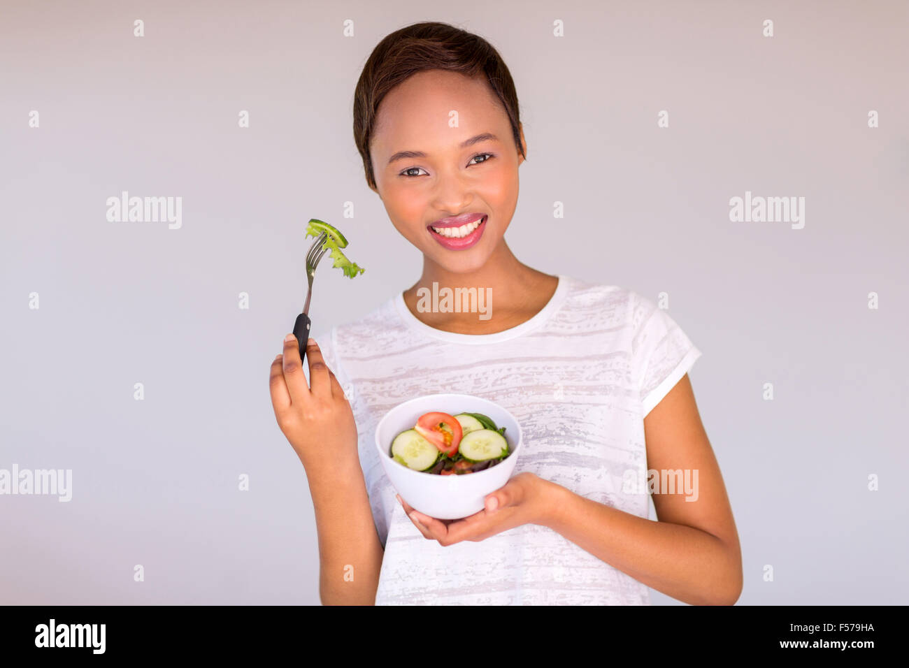 L'alimentation végétarienne africaine magnifique salade à la maison Banque D'Images