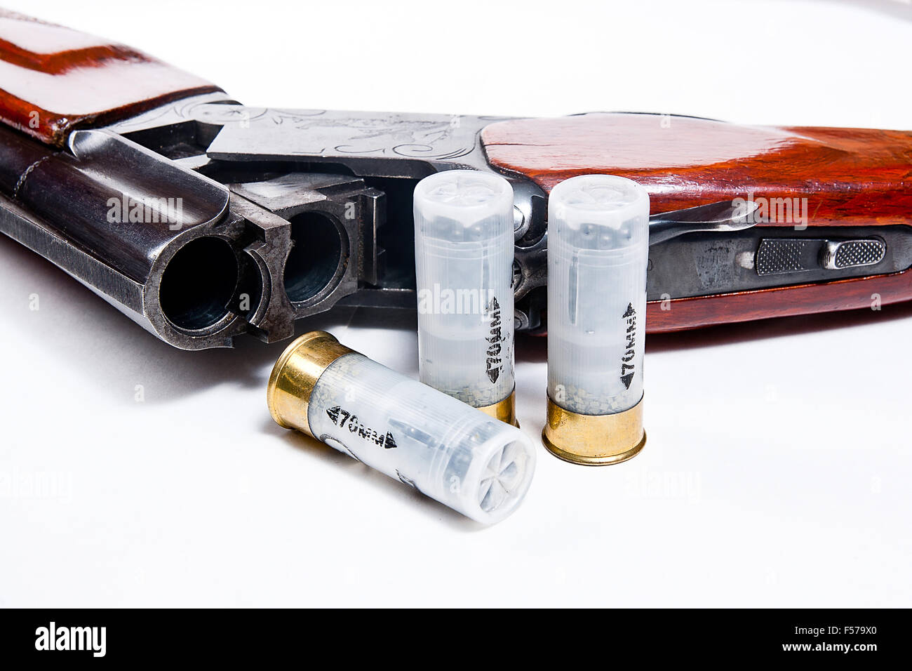 Fusil de chasse et des munitions sur fond blanc. Calibre 12 cartouches pour fusil de chasse. Vue rapprochée montrant mécanisme d'hu Banque D'Images Fusil de chasse et des munitions sur fond blanc. Calibre 12 cartouches pour fusil de chasse. Vue rapprochée montrant mécanisme d'hu Banque D'Images