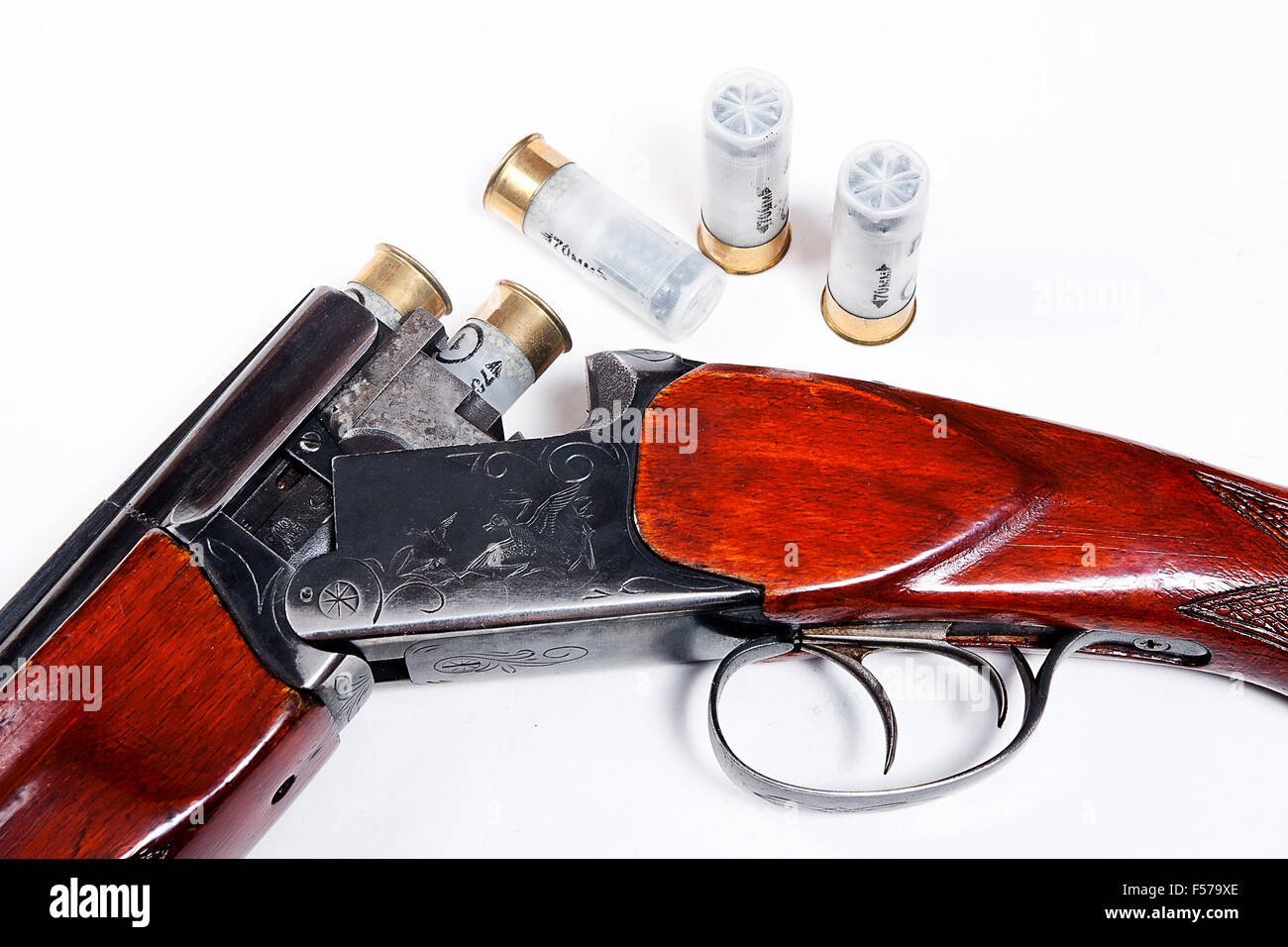 Fusil de chasse et des munitions sur fond blanc. Calibre 12 cartouches pour fusil de chasse. Vue rapprochée montrant mécanisme d'hu Banque D'Images Fusil de chasse et des munitions sur fond blanc. Calibre 12 cartouches pour fusil de chasse. Vue rapprochée montrant mécanisme d'hu Banque D'Images